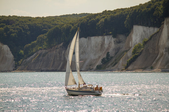 Segelboot vor den Kreidefelsen von R&uuml;gen