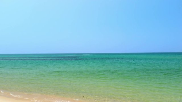 ドローン空撮 夏のビーチ 砂浜から海へ