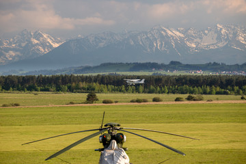 Helikopter wojskowy na tle gór Tatry