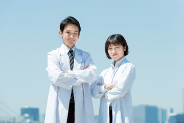 白衣を来た男性と女性（医者・医療従事者のイメージ）