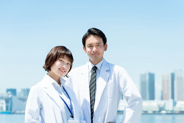 自信に満ちた表情の男女の医者