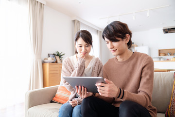 タブレットを見るカップル