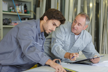 Obraz premium teacher talking to students about using measuring tape