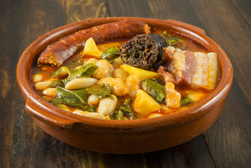 Cazuela de pote asturiano