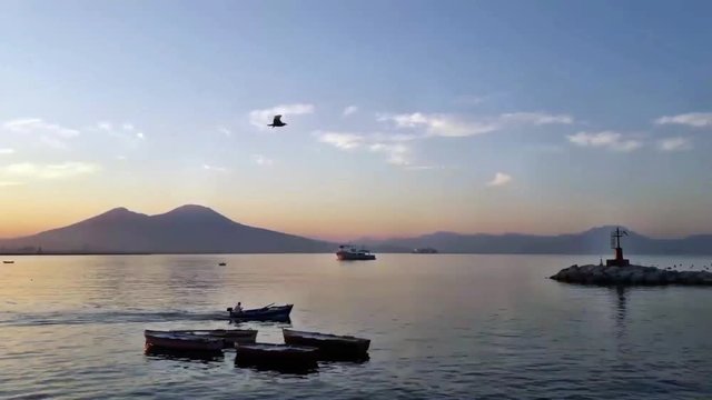 alba su golfo di napoli con vesuvio con effetto cinemagrafia