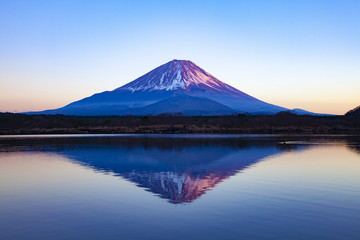 夕日を浴びた富士山、山梨県富士河口湖町精進湖にて