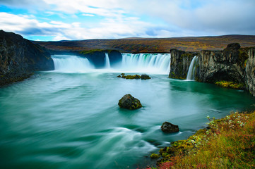 Fototapeta na wymiar türkisblauer Wasserfall