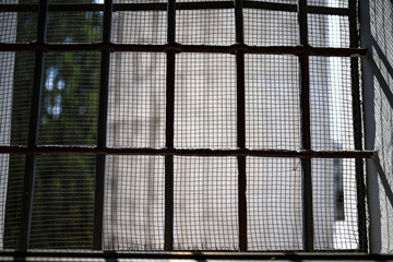 Finestra del carcere, con grata in ferro arrugginito