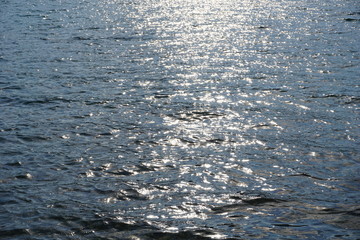 Seeoberfläche mit reflektierenden Sonnenlicht