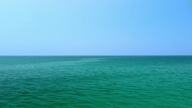 ドローン空撮 夏のビーチ 海から砂浜へ
