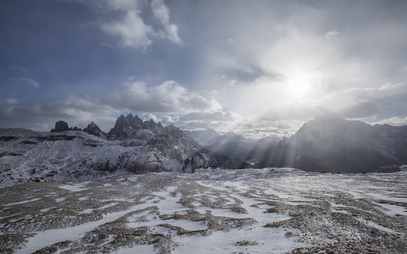 Landschaft Bild der Cadini Gruppe in den Dolomiten in Italien mit Schnee und Sonnenschein