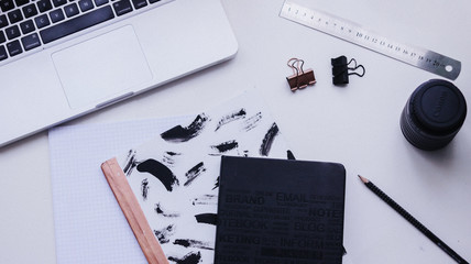 Mesa de escritório com notebook e cadernos