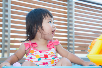 水遊びをする子供