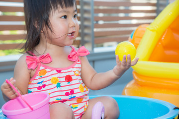 水遊びをする子供