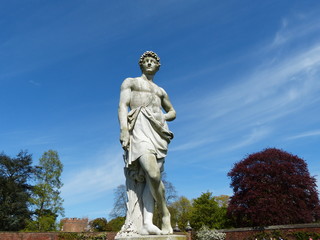 Fototapeta na wymiar Hampton Court Statue in the gardens
