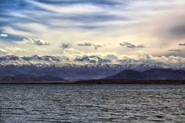 Obraz premium Clouds, mountains and lake