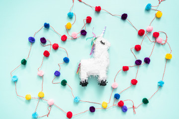 Unicorn pinata © arinahabich