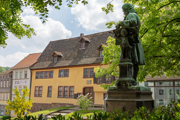 Fototapeta na wymiar Statue von Johann Sebastian Bach und das Bachhaus in Eisenach, Thüringen