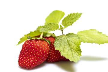 Erdbeeren mit Blätter auf weissen Hintergrund