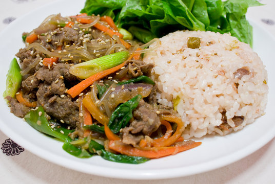 Korean food, Bulgogi. It is a food to roast sliced beef, various vegetables and noddle with sweet and savory sauce. This is the most popular Korean food for foreigners.