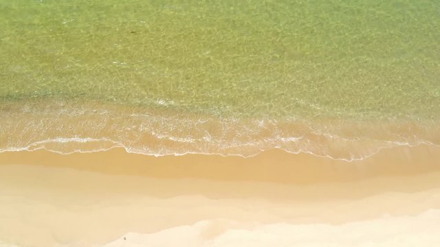 ドローン空撮 夏のビーチ 波打ち際固定