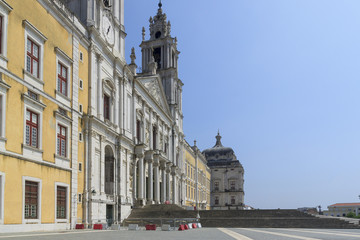 Obraz premium National palace of Mafra. Neighborhood of Lisbon, Portugal. Franciscan monastery. Baroque architecture style. Concept of travel and tourism.