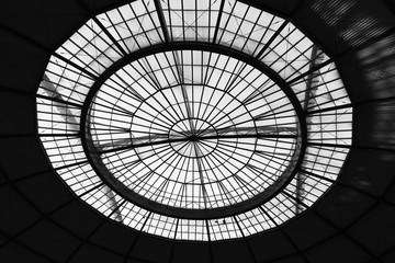 Cupula de cristal de cierre en Plaza de Toros vista desde el interior, en blanco y negro 
