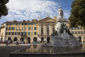 Fototapeta na wymiar Francia, Nizza ,piazza Garibaldi con la statua di Garibaldi.
