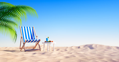 Leerer Strand mit Liegestuhl und Cocktail