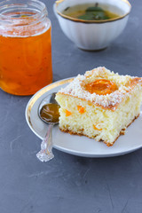 Lush cake with apricots