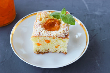Lush cake with apricots