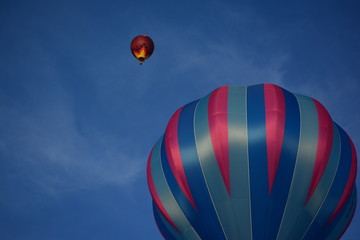 Due mongolfiere decollano