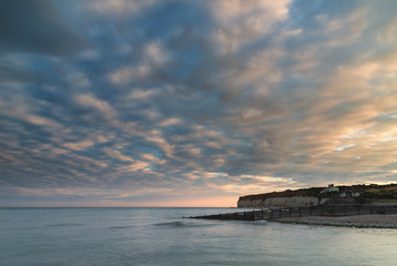 Obraz premium Stunning colorful dramatic Summer sunset over Seven Sisters landscape in Englad