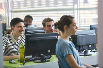Studenten lernen im Computerkurs