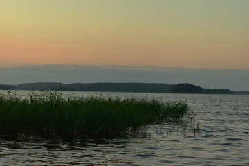 zmierzch nad mazurskim jeziorem