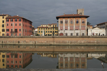 Fototapeta na wymiar Reflections on Arno river on a cloudy day
