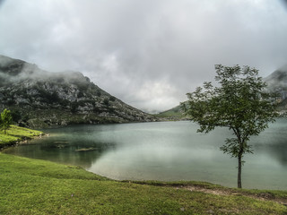 Niebla subiendo en los lagos de Covadonga, en el Parque Nacional de los Picos de Europa en Asturias