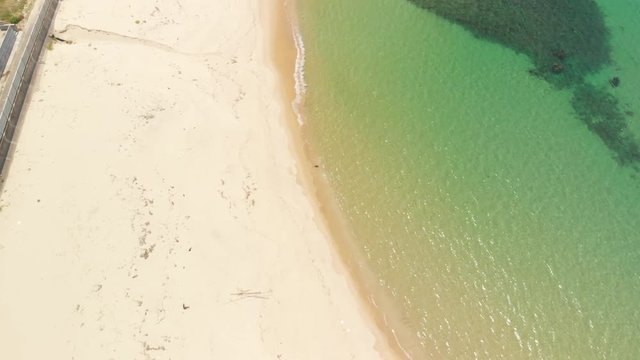 ドローン空撮 夏のビーチ 波打ち際移動
