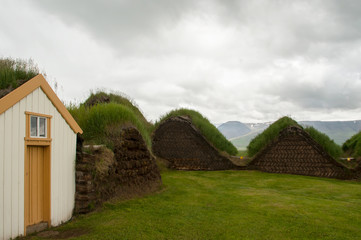 Fototapeta na wymiar Glaumbaer, conjunto de casas em turfa datado de fins de 1800, que reproduzem um estilo de construção usado por séculos na Islândia