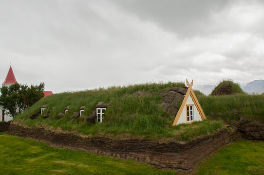 Glaumbaer, conjunto de casas em turfa datado de fins de 1800, que reproduzem um estilo de construção usado por séculos na Islândia