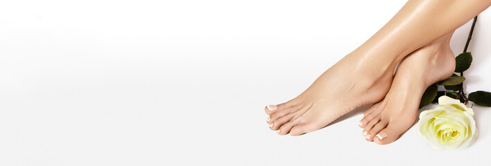 Schöne nackte Füße. Nagellack, French Manicure in weißer Farbe. Pediküre, Nagellack im Beauty Salon Concept