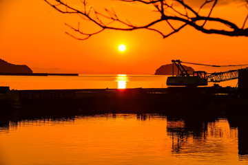 美しい夕焼けの海 　絶景の夕焼けと田舎の漁港風景写真 　日本...