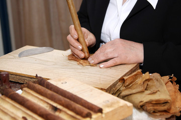 Man makes cigars