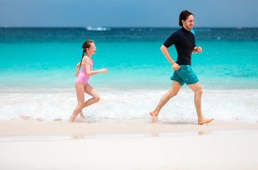 Fototapeta na wymiar Father and daughter at beach