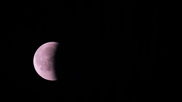 Blutmond wandert durch das Bild, der Mond bei der totalen Mondfinsternis am 27.07.2018