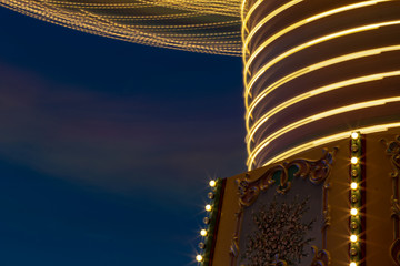 Nahaufnahme vom Riesenrad in einer Langzeitbelichtung.