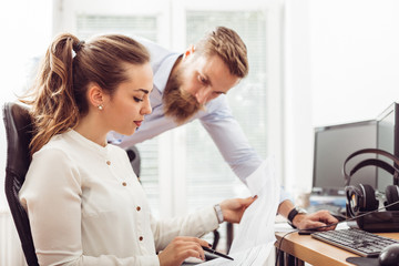 Obraz premium Business man and woman analyze document