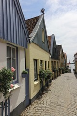 schöne Gasse und historische Häuser in der Fischer Siedlung Holm in Schleswig