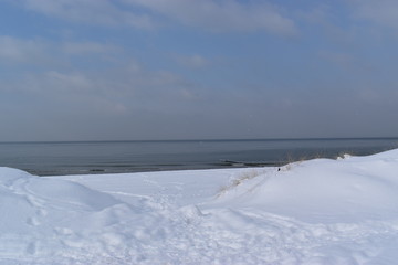 Fototapeta na wymiar Strandaufgang zm Winter an der Ostsee