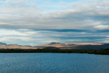 Paisagem deslumbrante do lago Skutustaoagígar, na Islândia
